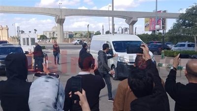 وصول جثمان طارق عبد العزيز إلى مسجد الشرطة بالشيخ زايد استعدادًا لصلاة الجنازة عليه