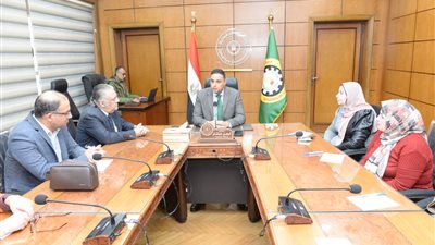 محافظ الدقهلية ووكيل وزارة الصحة يناقشان سير العمل بالمستشفيات والمنشآت الصحية