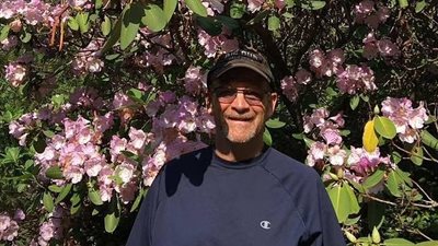 بسبب ضربة كرة.. أستاذ جامعي يكتشف إصابته بسرطان الثدي ويخضع للاستئصال 