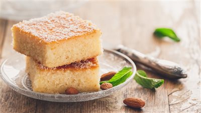 طريقة عمل الهريسة باللبن.. أسرار تحضير هريسة زي المحلات