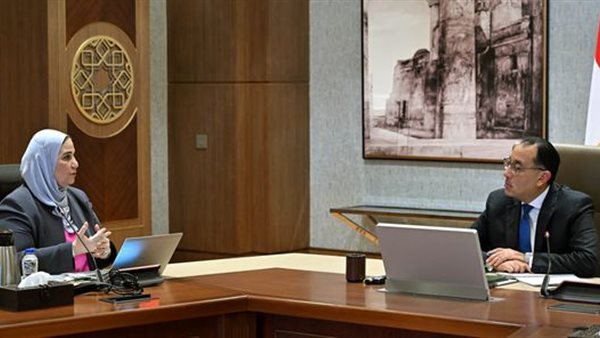 رئيس الوزراء ووزيرة