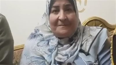 قبّلوا قدمها في الفرح.. سيدة بورسعيد صاحبة فيديو احتفاء أبنائها بها: كنت الأب والأم ليهم | بث مباشر