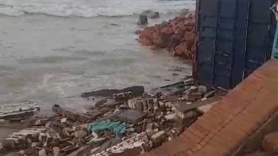 انهيار سور بكورنيش الإسكندرية لارتفاع الأمواج.. وحواجز رملية للحد من خروج المياه | بث مباشر