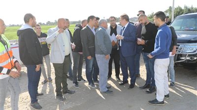 استعدادا لإعادة التشغيل.. محافظ المنوفية يتابع الرصف النهائي لكوبري القاصد الحيوي