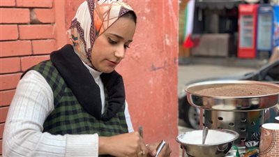 هحقق حلمي بعرق جبيني.. قصة فتاة خريجة كلية تربية تبيع المشروبات في شوارع بورسعيد| صور