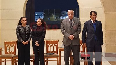 أسرة شقيق الزعيم الراحل جمال عبد الناصر تتلقى العزاء بمسجد المشير طنطاوي 