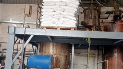 ضبط مصنع بتروكيماويات بدون ترخيص يحوي 3 أطنان مواد خام مجهولة المصدر بالبحيرة