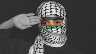 خلفيات فلسطين بنات.. صور المناضلات بالكوفية والعلم الفلسطيني