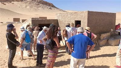 وفد سياحي أوروبي يزور المناطق الأثرية بالمنيا