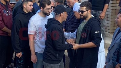 نجل الراحل طارق عبد العزيز يتلقى العزاء في والده أمام المقابر وسط حضور كبير لنجوم الفن