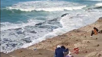 العشرات يستمتعون بالأجواء الشتوية على كورنيش الإسكندرية رغم ارتفاع الأمواج ونشاط الرياح| بث مباشر