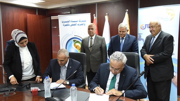 جانب من التوقيع 