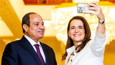 رئيسة دولة المجر تلتقط صورة سيلفي مع الرئيس السيسي خلال زيارتها لمصر