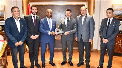 وزير الرياضة يلتقي رئيس الاتحاد الإماراتي لكرة اليد لمتابعة استعدادات استضافة السوبر المصري | صور