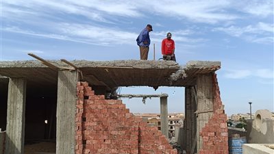 الإسكان: جهاز مدينة الشروق يُزيل دورا مخالفا بأحد العقارات على نفقة المخالف.. ويسترد 3 وحدات سكنية 
