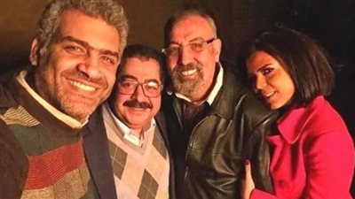 مشيت بدري.. خالد الحجر ينعى طارق عبد العزيز بصورة جمعتهما من كواليس جريمة الإيموبيليا