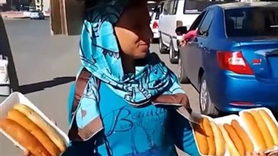 جوزي بكلية واحدة ومش بيقدر يشتغل.. سيدة تبيع السندوتشات بالشارع: صاحب البيت طردنا واشتغلت علشان أصرف على أولادي | بث مباشر