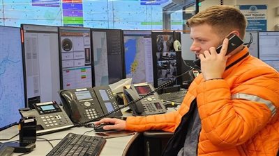 بعد انتقادات سفره وعدم انضمامه للجيش.. نجل نتنياهو يعود إلى إسرائيل للرد على اتصالات الطوارئ