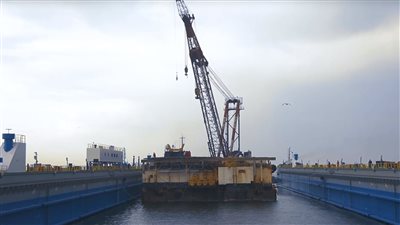 قناة السويس ترصد عملية استقبال الحوض العائم لأول وحدة بحرية │ فيديو