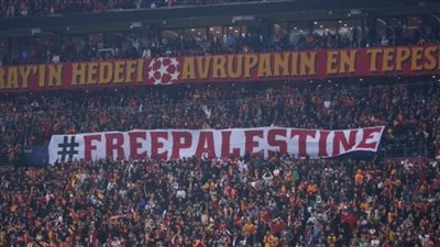 جمهور جلطة سراي التركي يدعم فلسطين أمام مانشستر يونايتد بدوري أبطال أوروبا 