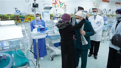 فلسطينية تهدي شالا فلسطينيا للسيدة انتصار السيسي