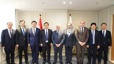 رئيس اقتصادية قناة السويس يستقبل نائب محافظ مقاطعة شاندونج الصينية لبحث التعاون