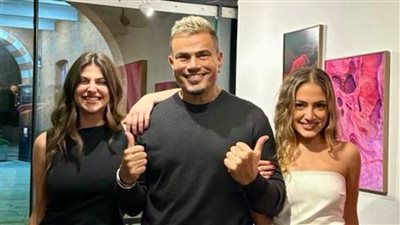 كنزي عمرو دياب تفتتح معرضها الفني في لندن بحضور والدها 