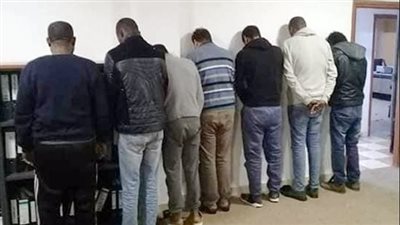 سرقوا 345 ألف جنيه ومشغولات ذهبية.. القبض على تشكيل عصابي انتحل صفة رجال مباحث بالجيزة | بث مباشر