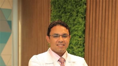 كيفية علاج الانزلاق الغضروفي بدون جراحة؟.. استشاري العمود الفقري يجيب