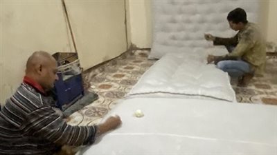 بالإبرة والخيط.. المنجد البلدي مهنة تقاوم الزمن بالأقصر