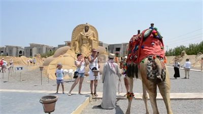 تماثيل لـ نابليون وإيزيس وأبو الهول.. انتعاشة سياحية بمتحف الرمال في الغردقة | صور 