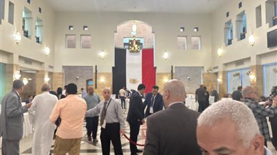 المصريون يتوافدون على سفارة مصر بالسعودية للتصويت في الانتخابات الرئاسية لليوم الثاني