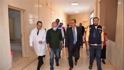 محافظ الإسماعيلية يطمئن على مصابي غزة بمستشفى حميات التل الكبير