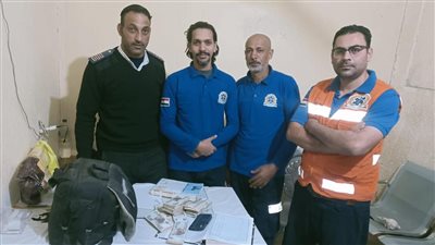 أمانة مسعف وسائق.. يعيدان 107 آلاف جنيه لمصاب فى حادث بطريق رأس غارب بالبحر الأحمر