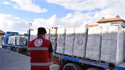 من بداية الحرب.. متطوعو الهلال الاحمر يواصلون العمل على مدار الساعة لإيصال المساعدات إلى غزة 