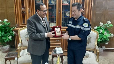 محافظ شمال سيناء يستقبل قائد السفينة الفرنسية لعلاج مصابي غزة بالعريش