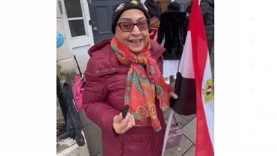 مسنة مصرية أمام لجنة انتخابية في لندن: السيسي حبيبي قوي ونفسي أحضنه