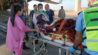 نقل 24 مصابا فلسطينيا من مطار العريش للعلاج في تونس وقطر | صور