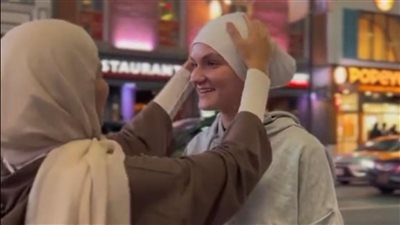 لنشر ثقافة جديدة.. فتاة تساعد البنات في ارتداء الحجاب بـ شوارع أوروبا على الأناشيد الإسلامية