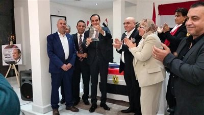 الجالية المصرية بهولندا تنظم احتفالا وطنيا للمشاركة بالانتخابات وتهدي الإعلامي طارق علام درع المجلس 