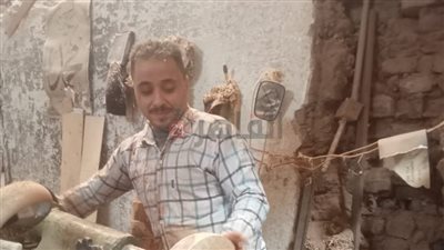  أنتيكات بخشب السرسوع.. محمد عامل خراطة يُبدع في أعمال النحت بالفيوم | صور