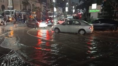 كسر ماسورة مياه أمام سيتي ستارز في مدينة نصر