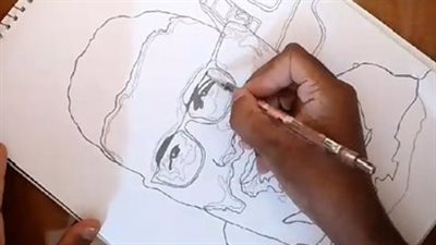 الصحفي الفلسطيني معتز عزايزة يلهم شاب أقصري برسمة: يبدع في إدخال الفرحة 