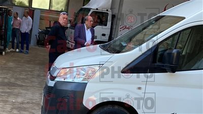 أشرف زكي ومنير مكرم ينتظران جثمان أشرف عبد الغفور أمام ثلاجة حفظ الموتى |صور