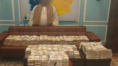  القبض على عامل بحوزته 24 مليون جنيه حصيلة الإتجار في النقد الأجنبي بالشروق