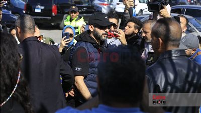 أبرزهم أحمد حلمي ودينا الشربيني.. حضور كبير من نجوم الفن في جنازة أشرف عبد الغفور | بث مباشر