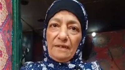 قصة كفاح أقدم بائعة فلافل بالدرب الأحمر: تعلمت الصنعة من حمايا.. وشغالة بقالي 50 سنة| بث مباشر 