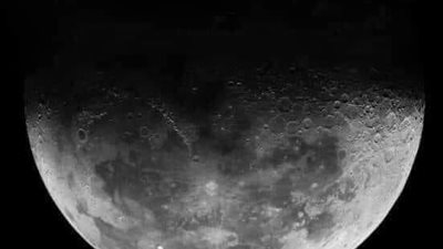 فرصة للتصوير الفلكي.. القمر يدخل في التربيع الأخير لشهر جمادي يزين السماء ليلًا