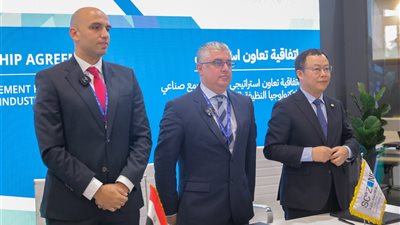 رئيس اقتصادية قناة السويس يوقع اتفاقية تعاون لإقامة مجمع صناعي لتكنولوجيا الطاقة الخضراء