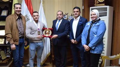 جامعة بني سويف تكرم طالبا لحصوله على أول العالم في رفع الأثقال 